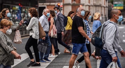 Un grupo de ciudadanos cruza una calle, la semana pasada en Bilbao.