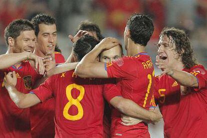 Los jugadores españoles celebran el primer  gol.