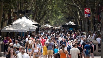 Turistas en La Rambla de Barcelona, en verano pasado.