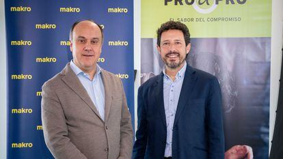 David Martínez (izquierda) y Josep Guasp, consejeros delegados de Makro y Pro a Pro, este miércoles en la rueda de prensa en una foto distribuida por las empresas.