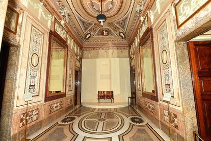 La cómoda situada en el Palacio Real a la espera de ser trasladada en verano de 2023 a la Galería de Colecciones Reales.