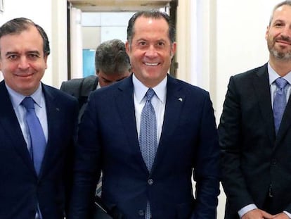 El presidente de Abanca, Juan Carlos Escotet (c), el consejero delegado, Francisco Botas (i) y el director general financiero, Alberto de Francisco (d), momentos antes de la presentaci&oacute;n de los resultados de la entidad en el primer semestre de 2018
