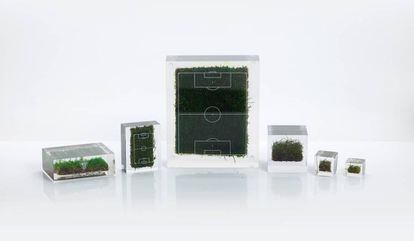 Regalos como este c&eacute;sped de campos de f&uacute;tbol en metacrilato es una de las novedades de Promogift 2017.