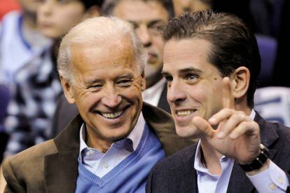 Joe Biden y su hijo Hunter en un partido de baloncesto en Washington en 2010.