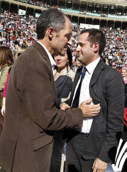 Francisco Camps y el secretario general de los socialistas valencianos, Jorge Alarte, se saludan ayer en un acto en Valencia.