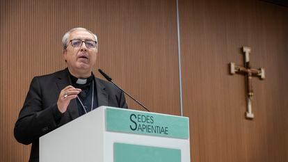 El secretario general de la Conferencia Episcopal Española y obispo auxiliar de Toledo, Francisco César García Magán, en el Salón S. Isidoro, el 1 de junio en Madrid.