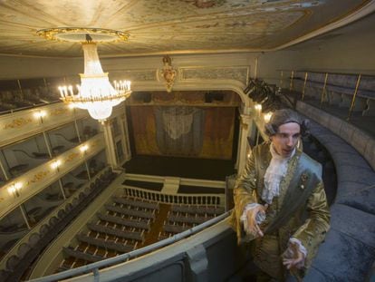 El actor Guillermo Llansó caracterizado como Carlos III realiza la visita teatralizada al Real Coliseo de Carlos III.