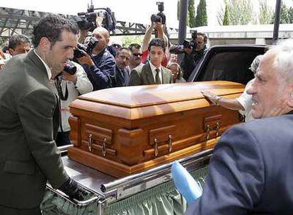 Los restos mortales de El Fary a su llegada al crematorio del cementerio de La Almudena.