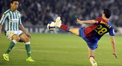 Busquets despeja un balón ante la presión del jugador del Betis Ricardo Oliveira, en febrero de 2009.
 


