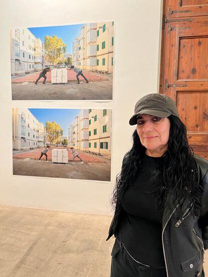 La artista Teresa Margolles posa ante sus obras en la sede del COAIB de Palma de Mallorca.
