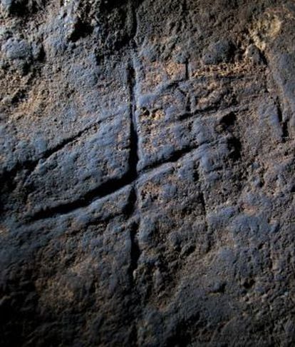 El grabado hallado en la cueva de Gorham, en Gibraltar.