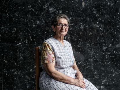 María Dolores García, de 78 años, en la cafetería La Estación, en Ribadesella.