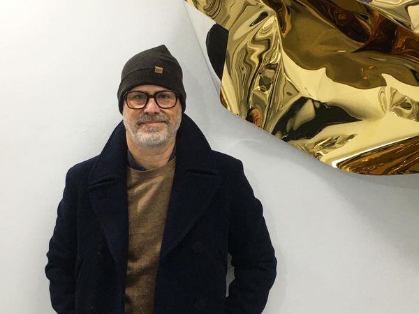 El artista Aldo Chaparro junto a una escultura suya en la Galería Casado Santapau de Madrid