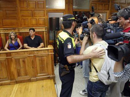 La concejala socialista Olvido Hormigos (segunda por la izquierda) en el pleno de ayer del Ayuntamiento de Los Y&eacute;benes (Toledo). 