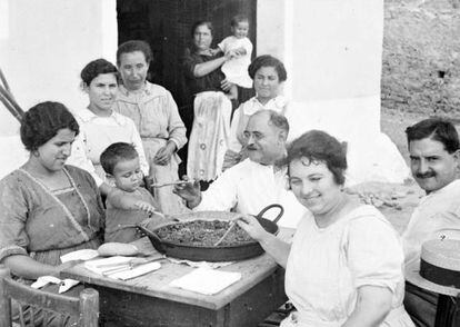 Familia zampando paella -o arroz con cosas- sin prejuicios. Cullera, 1920