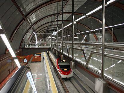 Interior de la estaci&oacute;n de Cercan&iacute;as de Sol, donde paran los trenes de la l&iacute;nea C-4.