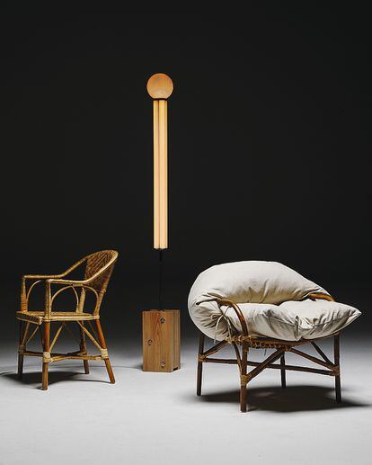 Lámpara antropomorfa diseñada por Lucas Muñoz Muñoz y sillas de mimbre (similares a las de la sala de retratos).