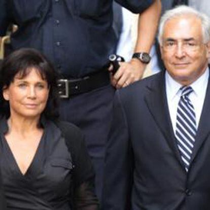 Dominique Strauss-Kahn, junto a su mujer y su abogado, tras conocer el fallo que le deja definitivamente en libertad.