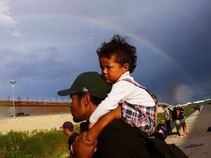 Luis Ángel carga a su hijo Ian David, de un año y 9 meses, en la frontera entre Estados Unidos y México, en Ciudad Juárez.