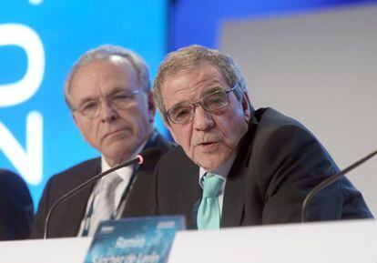 Isidre Fainé y César Alierta, en la junta de accionistas.