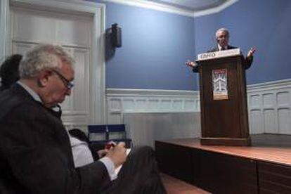 El expresidente de México Ernesto Zedillo (d) durante el discurso que ha pronunciado esta tarde en la XV Conferencia de la Fundación Francisco Fernandez Ordóñez, a la que ha asistido el ministro español de Asuntos Exteriores y Cooperación, José Manuel García-Margallo (i).