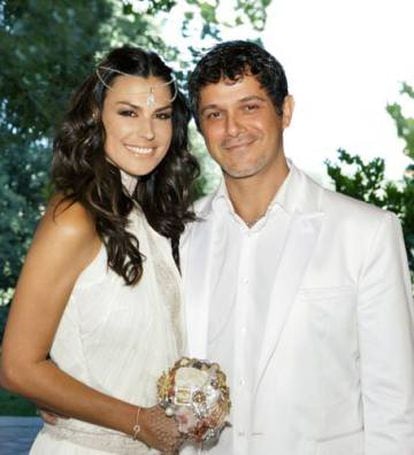 Alejandro Sanz y Raquel Perera en su boda, en mayo de 2012.