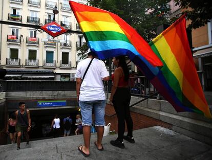 Un pareja del colectivo LGTB, en la entrada de la estaci&oacute;n de Chueca.