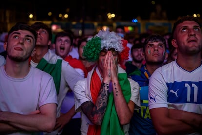 Fans de Italia siguen la final de la Eurocopa en una pantalla gigante en la Piazza del Popolo de Roma.