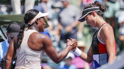 Stephens y Muguruza se saludan al término del partido en Miami.