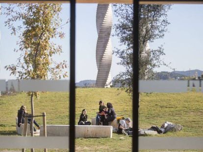 Estudiantes en el campus de la Universidad Autónoma de Barcelona.