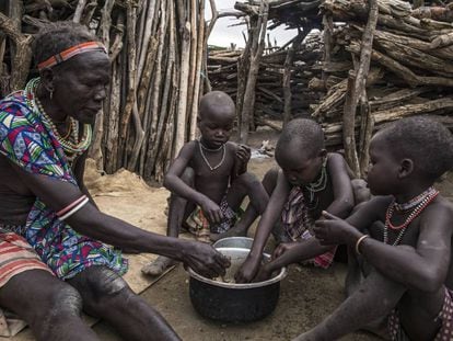 Una familia come los alimentos proporcionados por el Programa Mundial de Alimentos en Sudán del Sur. 2019. 