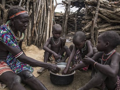 Una familia come los alimentos proporcionados por el Programa Mundial de Alimentos en Sudán del Sur. 2019. 