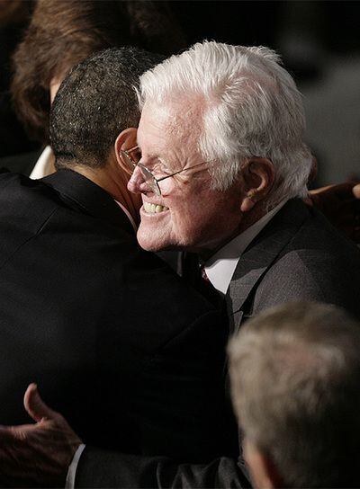 El senador Kennedy abraza a Obama durante el almuerzo posterior a la toma de posesión