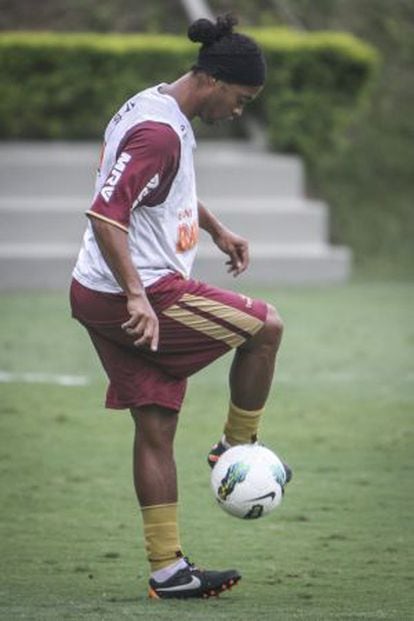 Ronaldinho se ejercita con el Atlético Mineiro.