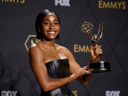 Ayo Edebiri sostiene su premio Emmy a la mejor actriz secundaria por 'The Bear', el 15 de enero de 2024 en Los Ángeles.