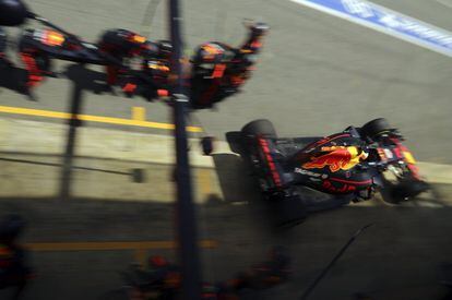 Daniel Ricciardo abandona boxes.