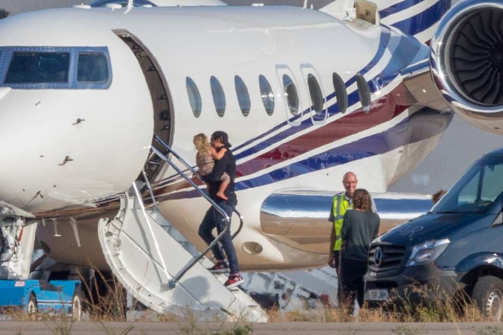 Bradley Cooper con su hija en brazos, en el aeropuerto de Ibiza, el pasado agosto.