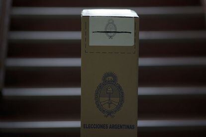 Una urna en un punto de votación de la ciudad de Buenos Aires. Los centros de votación han abierto a las 08.00 horas locales (11.00 GMT) y cerrarán a las 18.00 (21.00 GMT). 