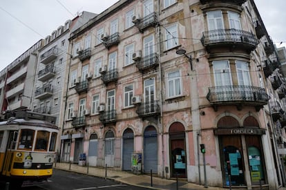 Un tranvía en la avenida Almirante Reis, en el barrio lisboeta de Arroios.