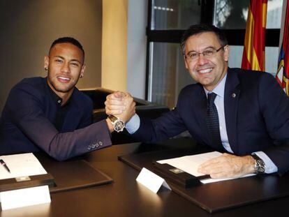 Neymar y Bartomeu el dia de la renovació del jugador fins al 2021.