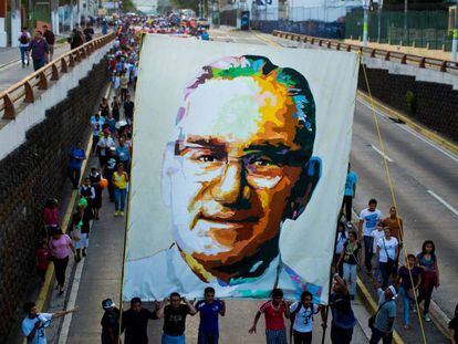 Varios fieles portan un retrato del arzobispo Óscar Arnulfo Romero, de la Teología de la Liberación