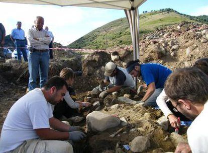 Un equipo trabaja en la exhumación de la fosa común en la localidad leonesa de Lario, donde han aparecido los restos de los maestros de los María de los Desamparados Blanco y Eusebio González.
