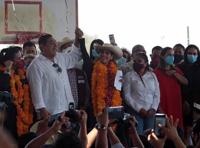 Félix Salgado levanta la mano de su hija Evelyn, candidata de Morena en Guerrero, en un mitin de campaña.