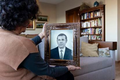 Mari Cruz García, nieta de un fusilado en el campo de concentración de Albatera (Alicante) tras la Guerra Civil, muestra el retrato de su abuelo.
