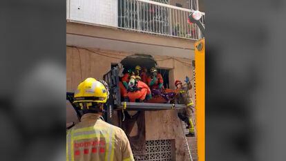 Imagen del momento en el que rescatan a un hombre de 48 años y 250 kilos de peso de su vivienda.