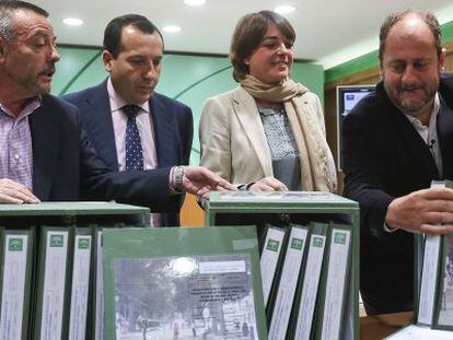 Cort&eacute;s, junto a varios miembros de su equipo en Fomento, hoy en M&aacute;laga.