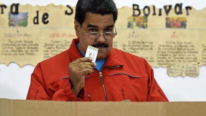 Maduro deposita su voto