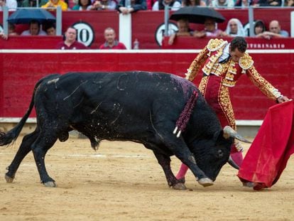 Pepe Moral torea al natural en la primera corrida de la Feria de Albacete.