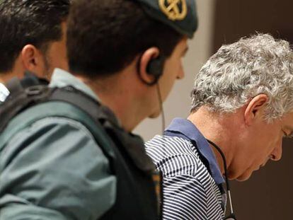 La Guardia Civil conduce detenido a Ángel María Villar