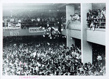 Lanzamiento de octavillas en un concierto de Raimon en la Facultad de Ciencias Económicas de la Universidad Complutense, 18 mayo de 1968. 